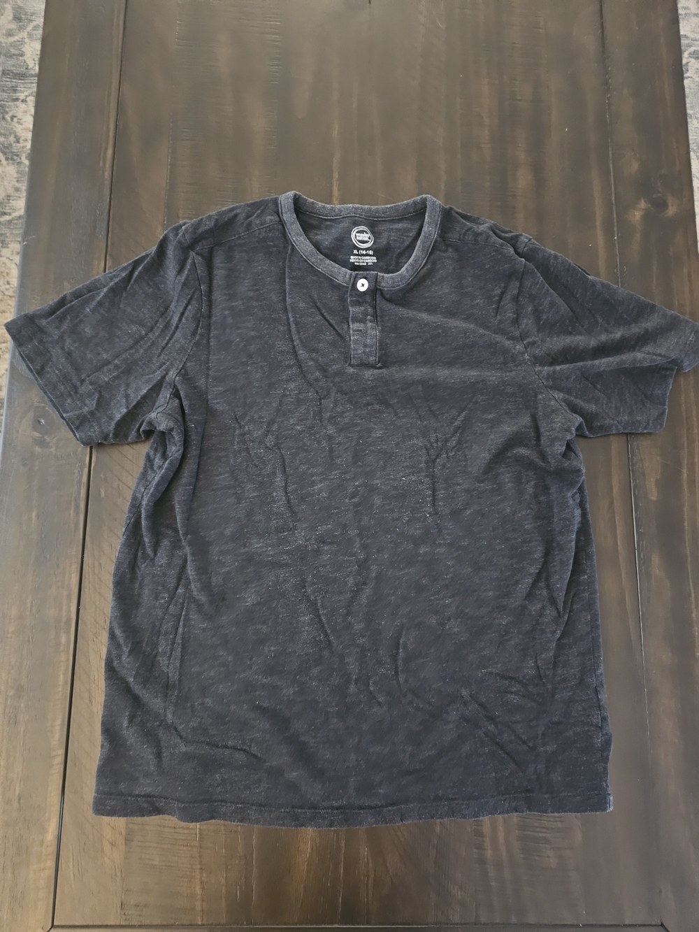 wonder nation Men's Short-Sleeve Henley Tee in Dark Grey